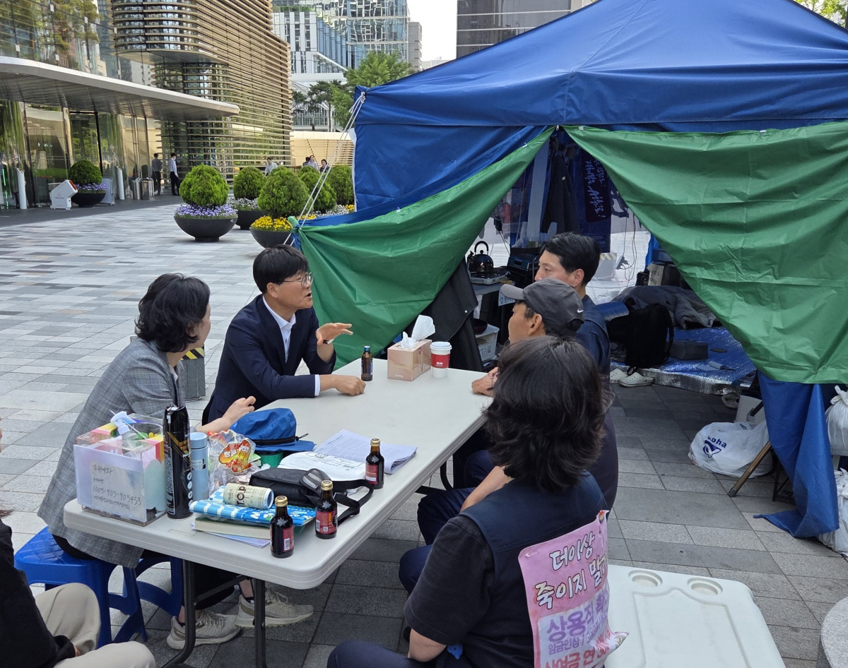 ▲변광용 거제시장이 한화오션 조선하청 노동자들의 고공농성장을 방문하고 있다.  (사진제공=거제시)