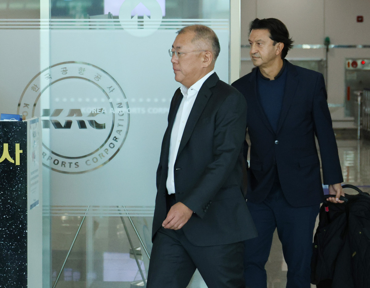 ▲28일 APEC 행사에 참석하러 포항경주공항에 온 정의선 회장과 호세 무뇨스 사장. (연합뉴스)