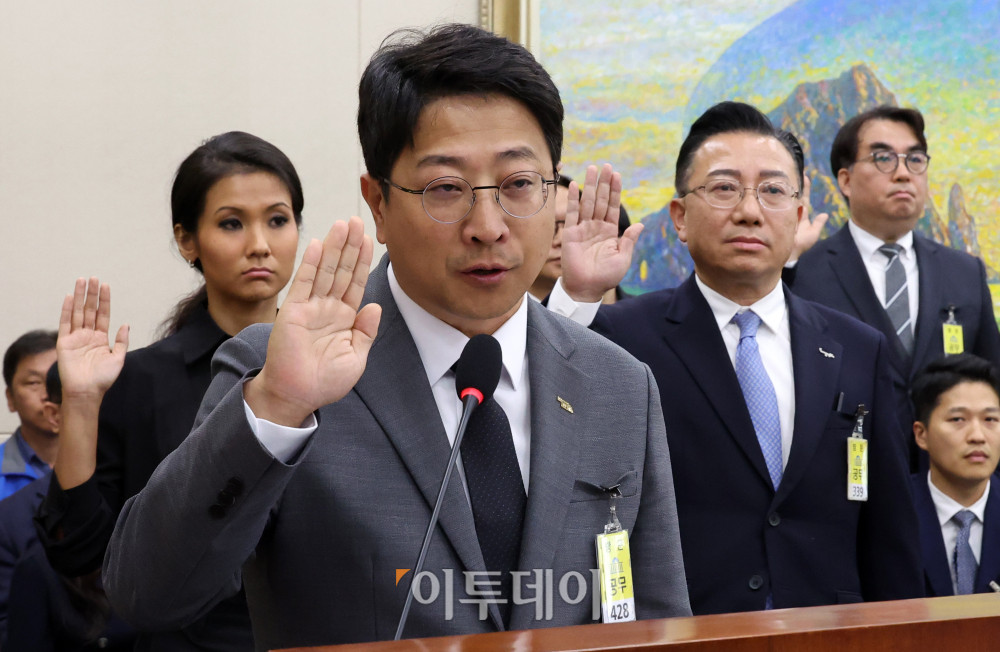 ▲권오성 현대위아 대표가 28일 서울 여의도 국회 정무위원회에서 열린 종합감사에서 증인선서를 하고 있다. 고이란 기자 photoeran@