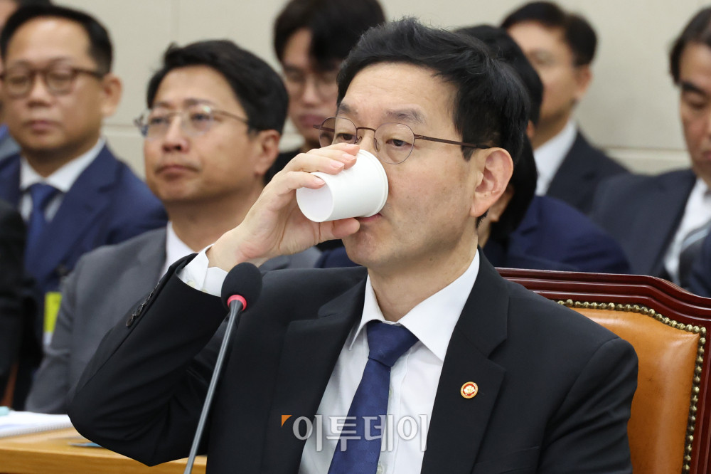 ▲윤창렬 국무조정실장이 28일 서울 여의도 국회 정무위원회의에서 열린 종합감사에서 물을 마시고 있다. 고이란 기자 photoeran@