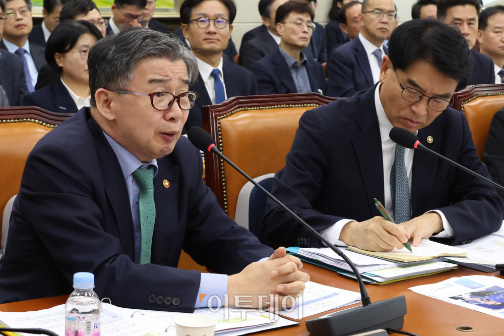 ▲유철환 국민권익위원장이 28일 서울 여의도 국회 정무위원회에서 열린 종합감사에서 의원 질의에 답하고 있다. 고이란 기자 photoeran@