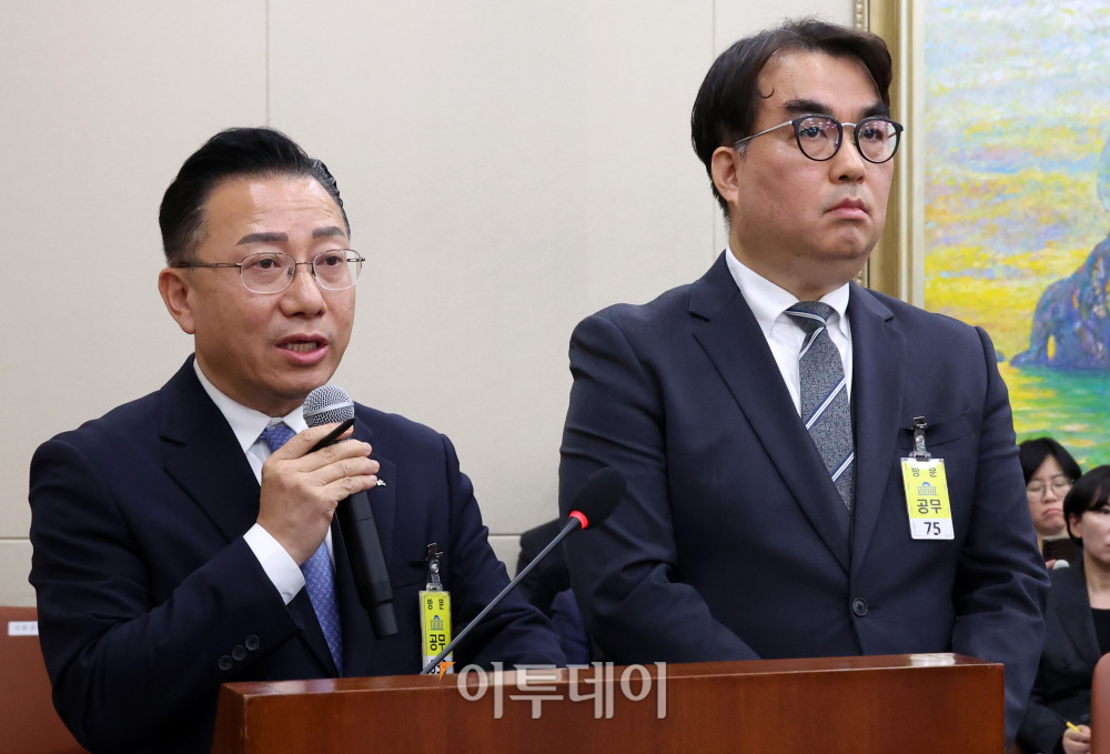 ▲문호상(왼쪽) 웅진프리드라이프 대표와 오준오 보람그룹 대표가 28일 서울 여의도 국회 정무위원회에서 열린 종합감사에서 의원 질의에 답하고 있다. 고이란 기자 photoeran@