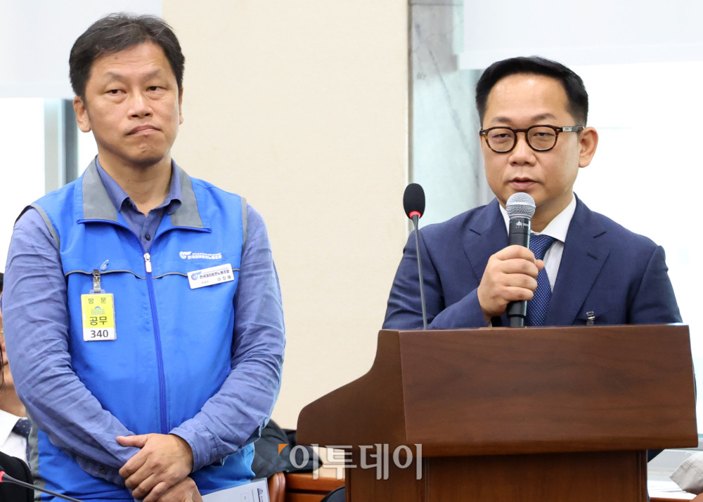 ▲채정식(오른쪽) 씨엠엔피 대표와 이창배 대리운전 노조위원장이 28일 서울 여의도 국회 정무위원회에서 열린 종합감사에서 의원 질의에 답하고 있다. 고이란 기자 photoeran@
