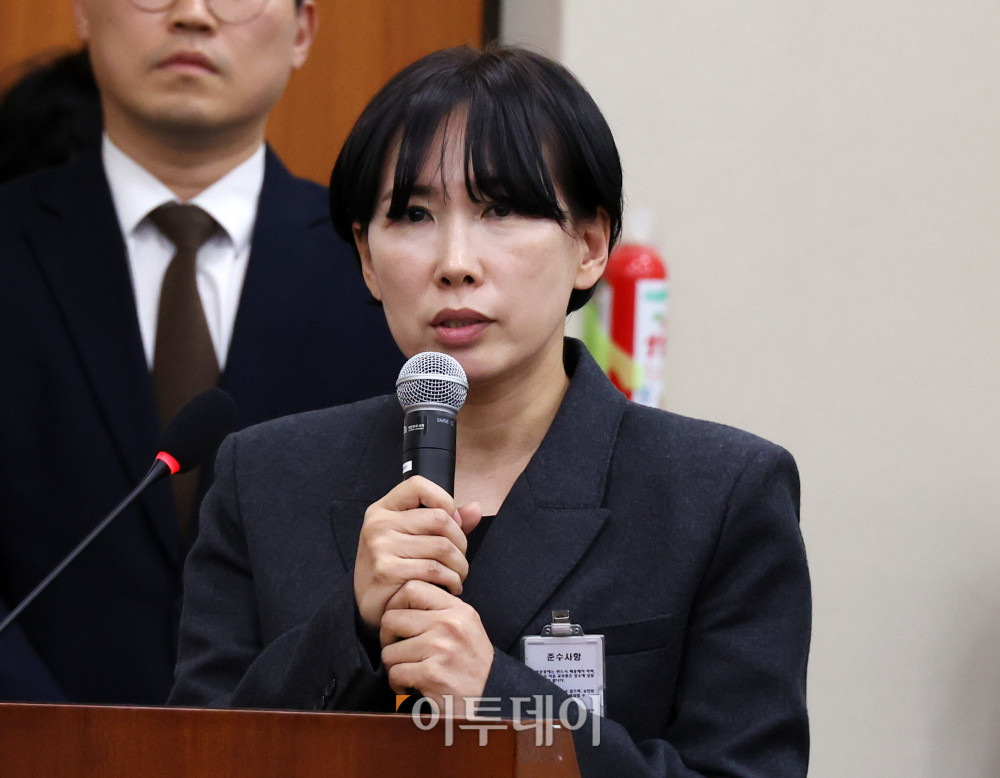 ▲권범순 팀플러스 재무이사가 28일 서울 여의도 국회 정무위원회에서 열린 종합감사에서 의원 질의에 답하고 있다. 이날 김용만 더불어민주당 의원은 팀플러스에서 운영하는 온라인 티켓 플랫폼 티켓베이가 암표 거래를 하는 판매자에 대해 방조한 의혹과 관련해 질타했다. 고이란 기자 photoeran@