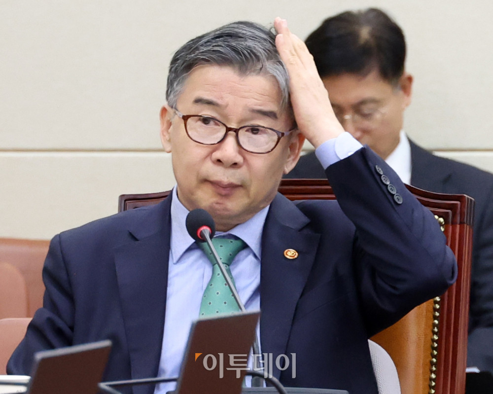 ▲유철환 국민권익위원장이 28일 서울 여의도 국회 정무위원회에서 열린 종합감사에서 머리를 만지고 있다. 고이란 기자 photoeran@