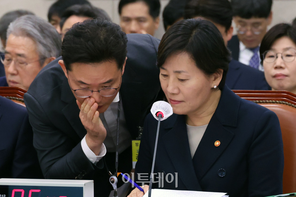 ▲송미령 농림축산식품부 장관이 28일 서울 여의도 국회 농림축산식품해양수산위원회에서 열린 종합감사에서 관계자와 대화하고 있다. 고이란 기자 photoeran@