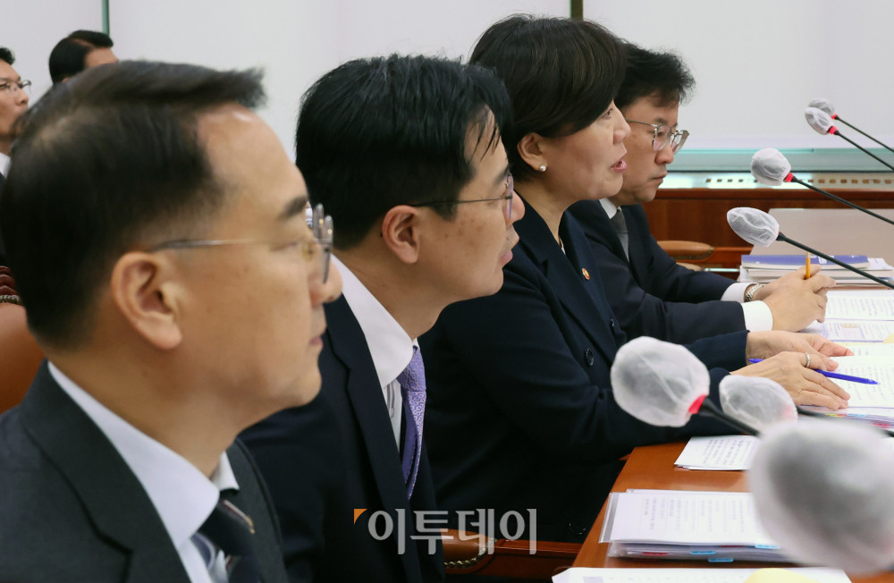 ▲송미령 농림축산식품부 장관이 28일 서울 여의도 국회 농림축산식품해양수산위원회에서 열린 종합감사에서 의원 질의에 답하고 있다. 고이란 기자 photoeran@