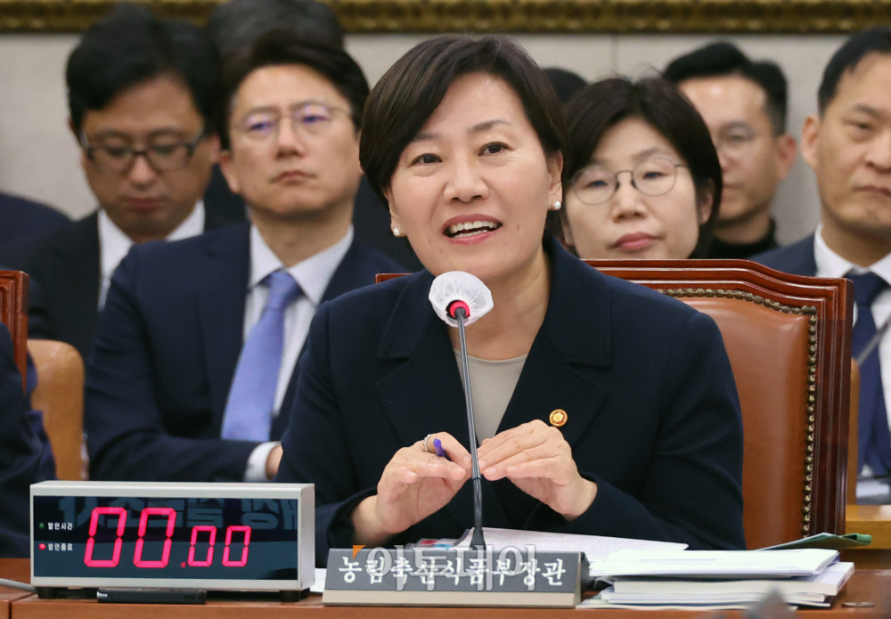 ▲송미령 농림축산식품부 장관이 28일 서울 여의도 국회 농림축산식품해양수산위원회에서 열린 종합감사에서 의원 질의에 답하고 있다. 고이란 기자 photoeran@
