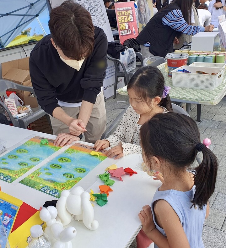 ▲광양시 금호청소년문화의 집 야외 부스에서 아이들이 다양한 체험 활동에 참여하고 있다. (사진제공=광양제철)