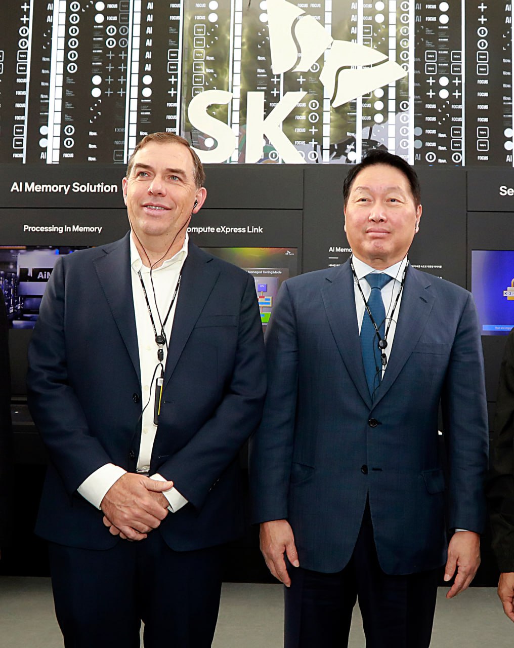 ▲8일 경북 경주시 경주엑스포대공원 야외특별관에 마련된 ‘K테크 쇼케이스’ 전시를 최태원 SK그룹 회장(왼쪽)과 매트 가먼(Matt Garman) 아마존웹서비스(AWS) 최고경영자(CEO)가 함께 관람하고 있다. (자료제공=SK그룹)