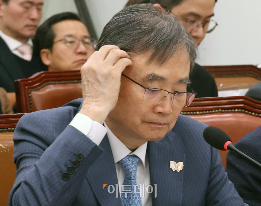 ▲조현 외교부 장관이 28일 서울 여의도 국회 외교통일위원회에서 열린 종합감사에서 머리를 만지고 있다. 고이란 기자 photoeran@