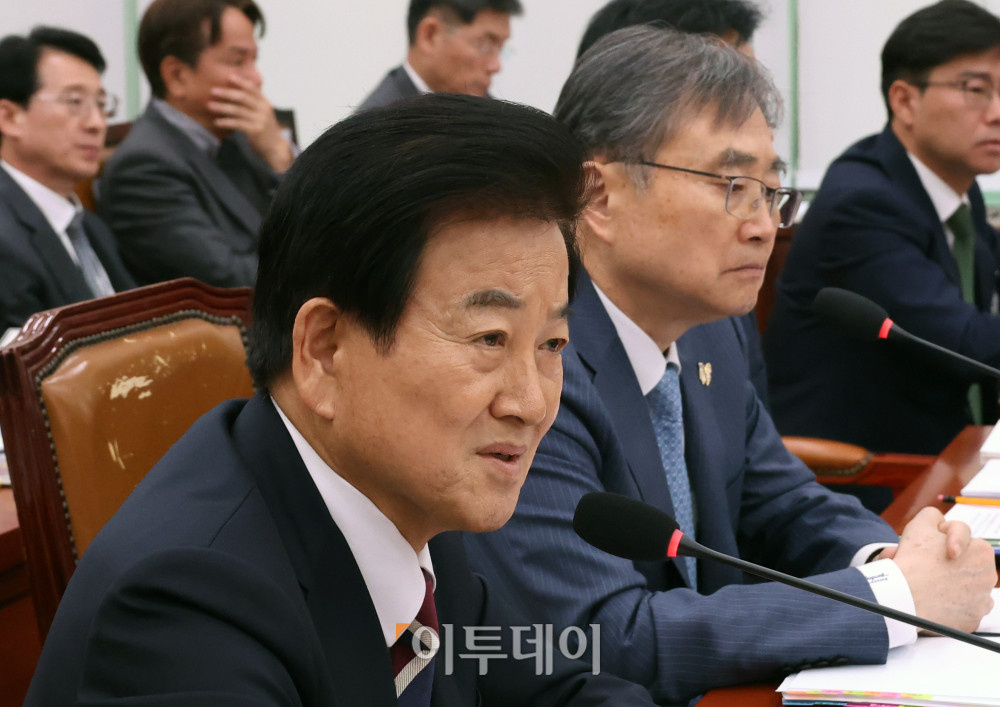 ▲정동영 통일부 장관이 28일 서울 여의도 국회 외교통일위원회에서 열린 종합감사에서 의원 질의에 답하고 있다. 오른쪽은 조현 외교부 장관. 고이란 기자 photoeran@