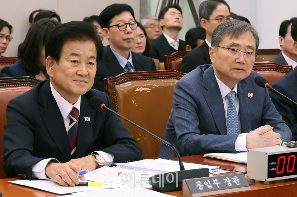 ▲조현 외교부 장관이 28일 서울 여의도 국회 외교통일위원회에서 열린 종합감사에서 의원 질의에 답하고 있다. 왼쪽은 정동영 통일부 장관. 고이란 기자 photoeran@