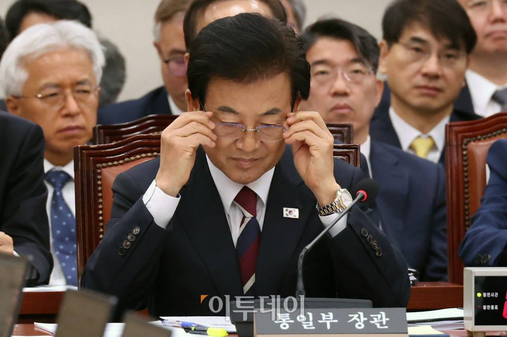 ▲정동영 통일부 장관이 28일 서울 여의도 국회 외교통일위원회에서 열린 종합감사에서 안경을 고쳐쓰고 있다. 고이란 기자 photoeran@