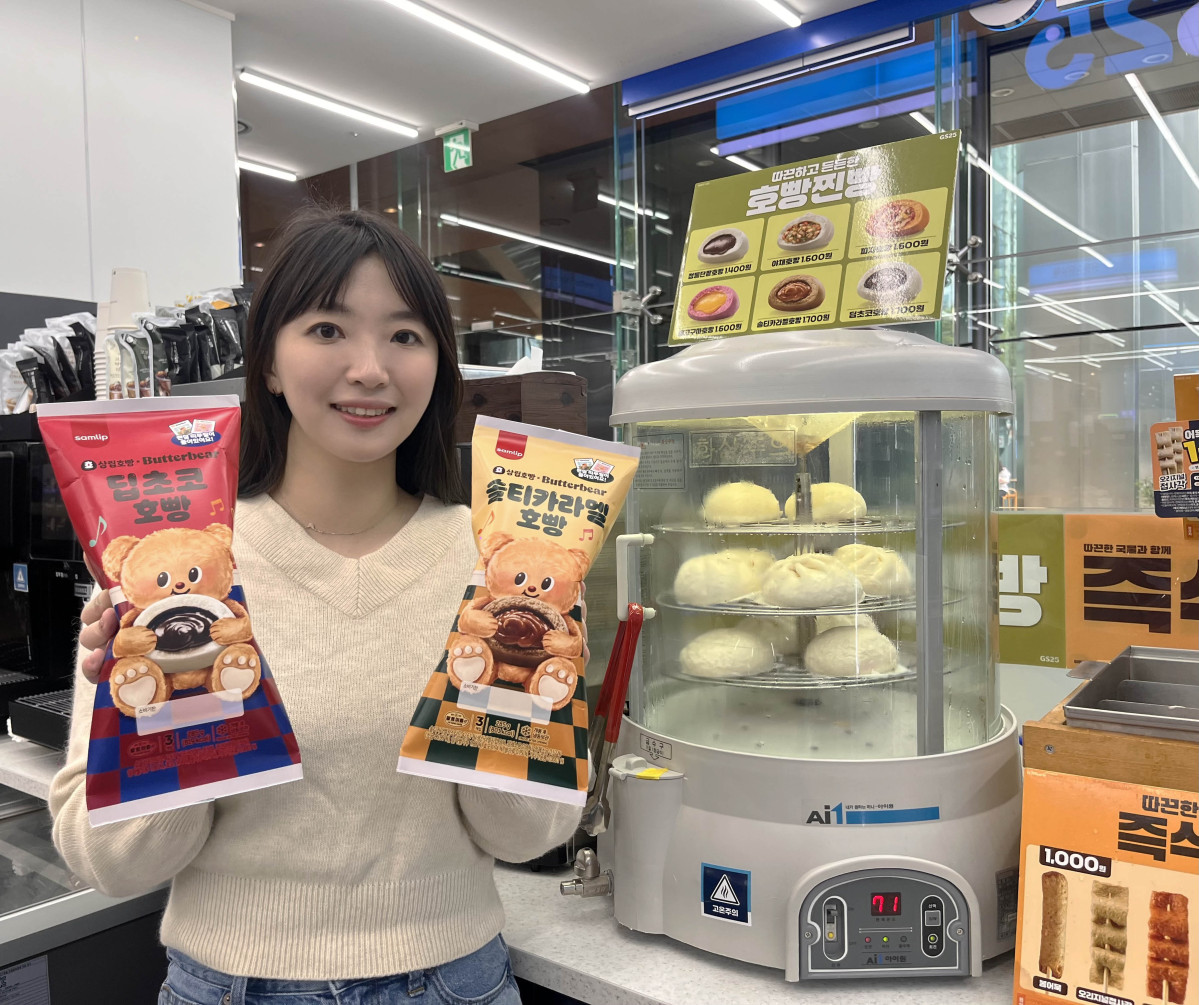 ▲GS25에서 모델이 버터베어 호빵 2종을 들고 포즈를 취하고 있다 (사진제공=GS리테일)