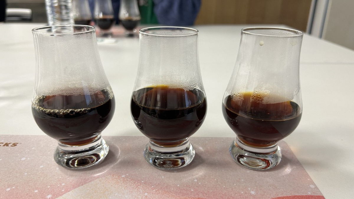 ▲왼쪽부터 콜롬비아, 별다방 블렌드, 별빛 블렌드로 별빛 블렌드가 가장 연한 빛을 띄고 있다. (사진=연희진 기자)