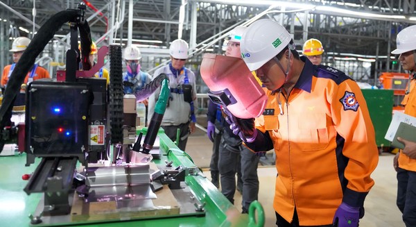 ▲HD현대삼호 김재을 사장과 주영국 전남소방본부장이 회사 안벽에서 건조 중인 LNG운반선에 승선해 작업 현장을 둘러보고 있다.  (사진제공=HD현대삼호)