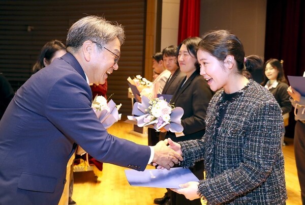 ▲강기정 광주광역시장이 '2025 정신건강의 날' 기념행사에 참가해 자살예방과 정신건강사업 유공자들을 표창하고 있다.   (사진제공=광주시)