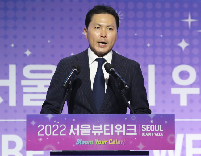 ▲윤상현 한국콜마 부회장이 30일 서울 중구 동대문디자인플라자(DDP)에서 열린 '2022 서울뷰티위크' 개막식에서 축사를 하고 있다. 2022.09.30 (뉴시스)