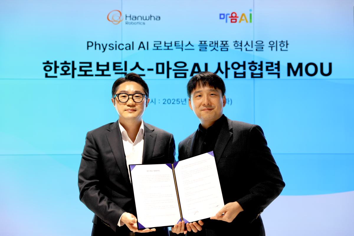 ▲정병찬 한화로보틱스 대표(왼쪽)와 최홍섭 마음AI 대표(오른쪽)가 업무협약(MOU) 체결식에 참석해 기념 사진을 촬영하고 있다. (사진= 한화로보틱스)
