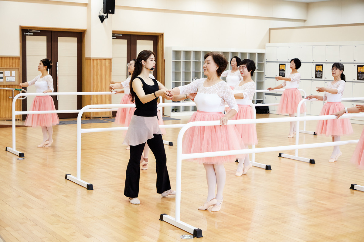 ▲바(Barre)를 잡고 몸을 세우는 동작을 지도하는 양한나 강사.(박진주 프리랜서)