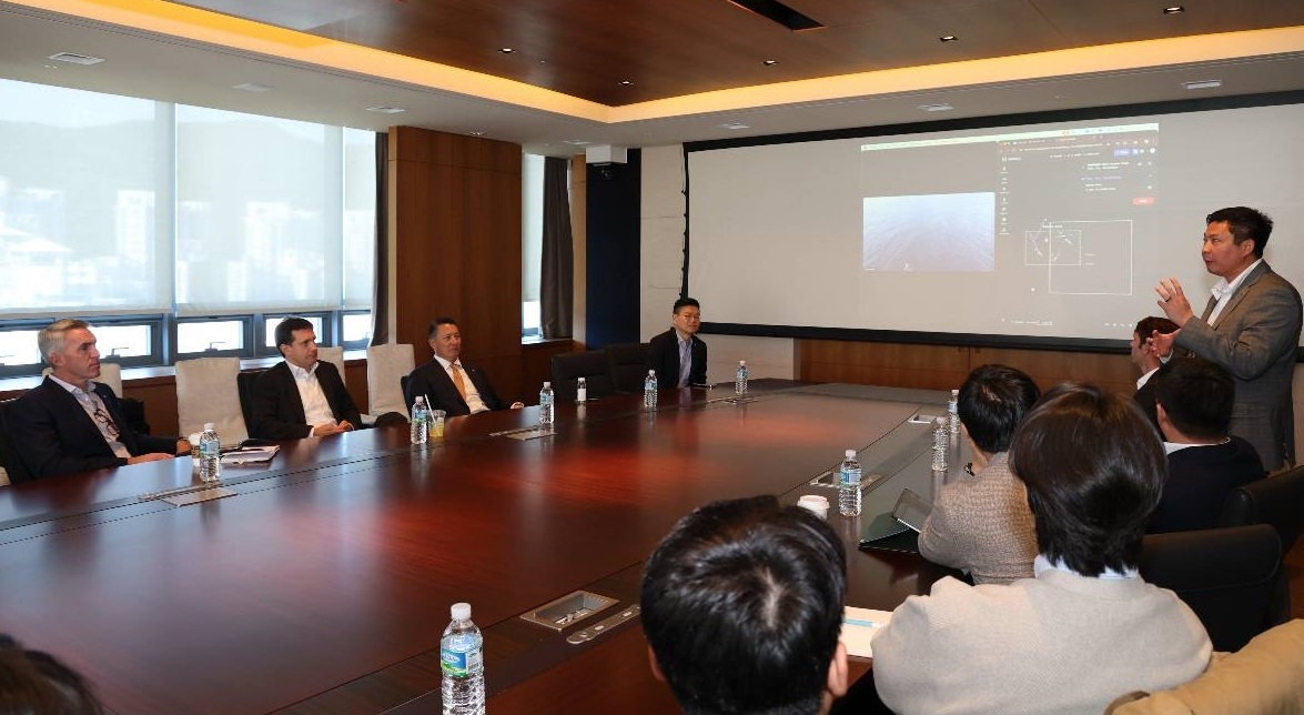 ▲폴 르윈 해벅AI 최고경영자(CEO·맨 오른쪽 발표자)가 한화 임직원들에게 하와이 앞바다에 대기 중인 해벅AI의 무인수상정을 한화오션 거제사업장에서 원격 통제하는 기술 시연을 선보이고 있다. (사진제공=한화시스템)