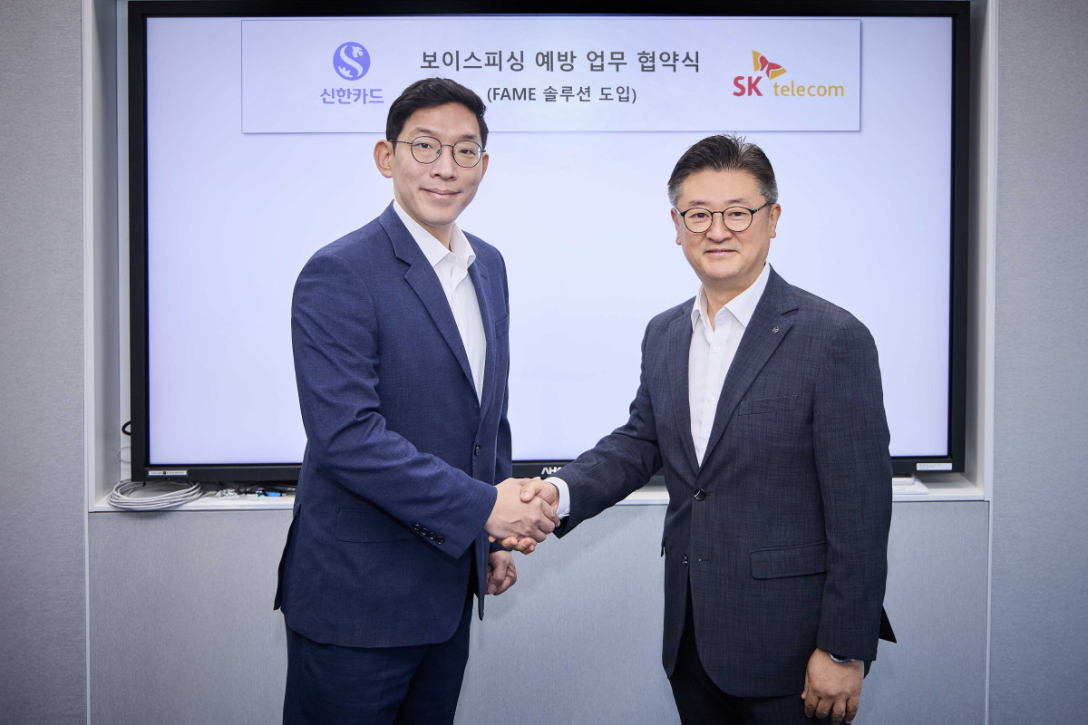 ▲박준(왼쪽) SKT AI인텔리전스 사업본부장과 조문일(오른쪽) 신한카드 소비자보호본부장이 FAME 공급 계약서에 서명 후 포즈를 취한 모습 (사진제공=SKT)