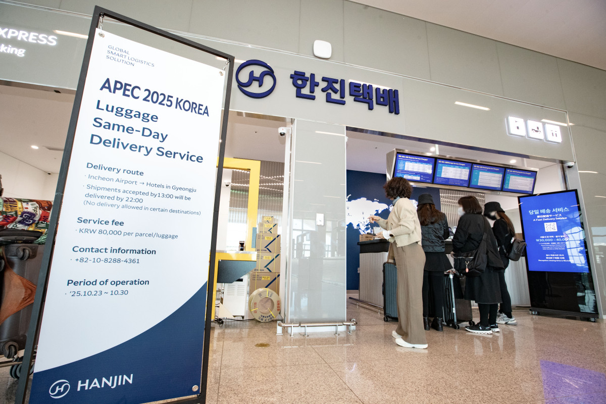 ▲한진이 경주 '2025 APEC 정상회의' 참가자들의 수하물을 인천공항에서 경주까지 당일배송하는 서비스를 운영한다. (사진=한진)