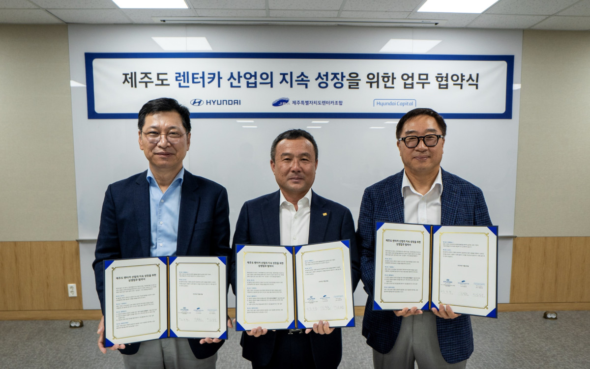 ▲(왼쪽부터) 현대차 김승찬 전무, 제주특별자치도렌터카조합 강동훈 이사장, 현대캐피탈 심장수 전무가 협약식 체결 이후 기념사진을 촬영하는 모습. (사진=현대차)