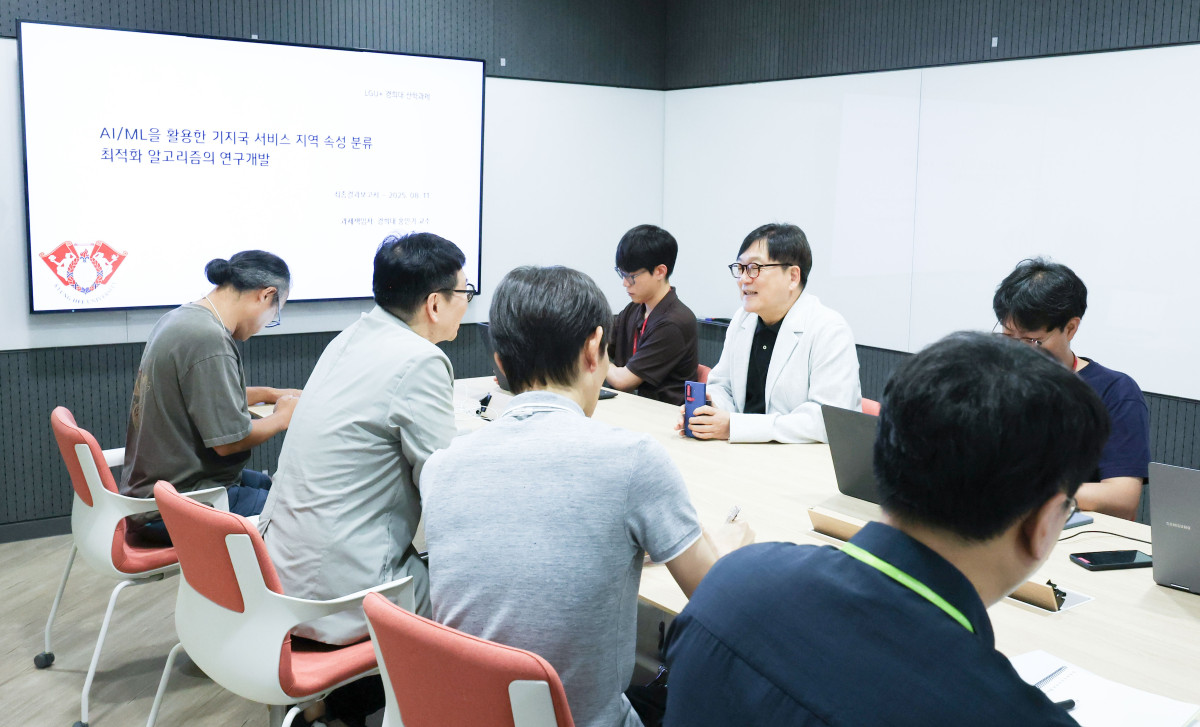 ▲산학협력 과제로 LG유플러스 임직원과 경희대학교 연구원이 AI 모델 개발을 위해 회의하는 모습. (사진제공=LG유플러스)