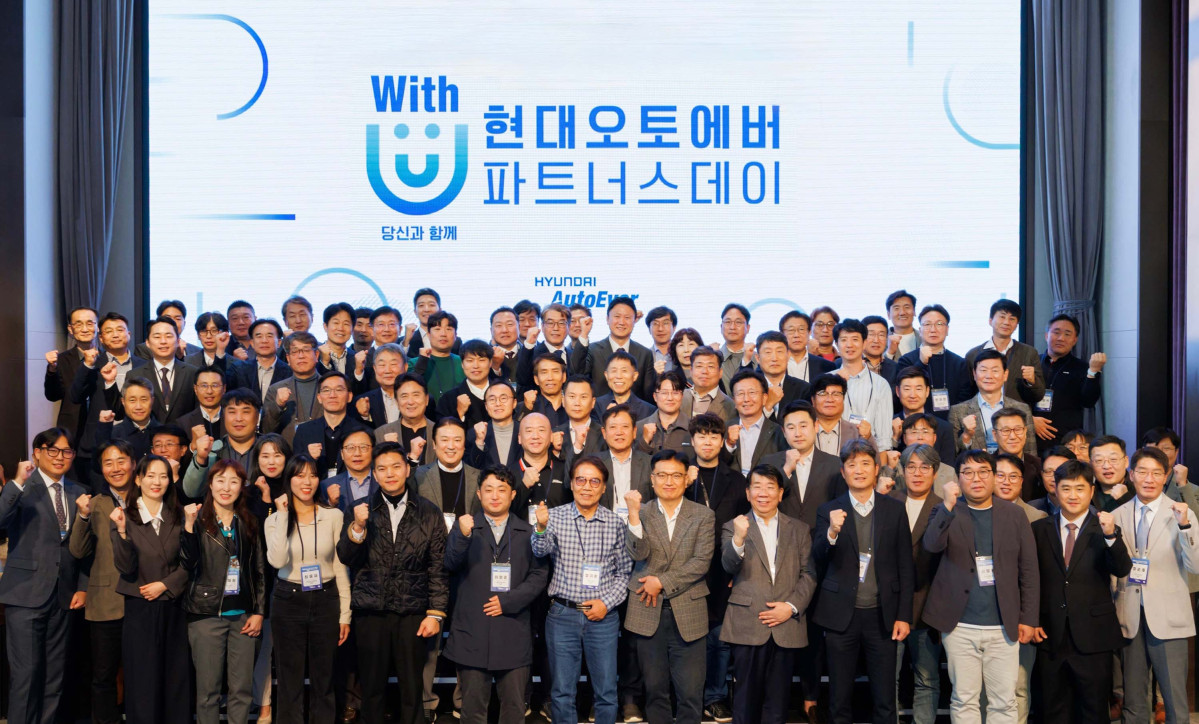 ▲협력사와의 상생을 위한 '현대오토에버 파트너스 데이'에서 관계자들이 기념촬영을 하고 있는 모습. (사진=현대오토에버)