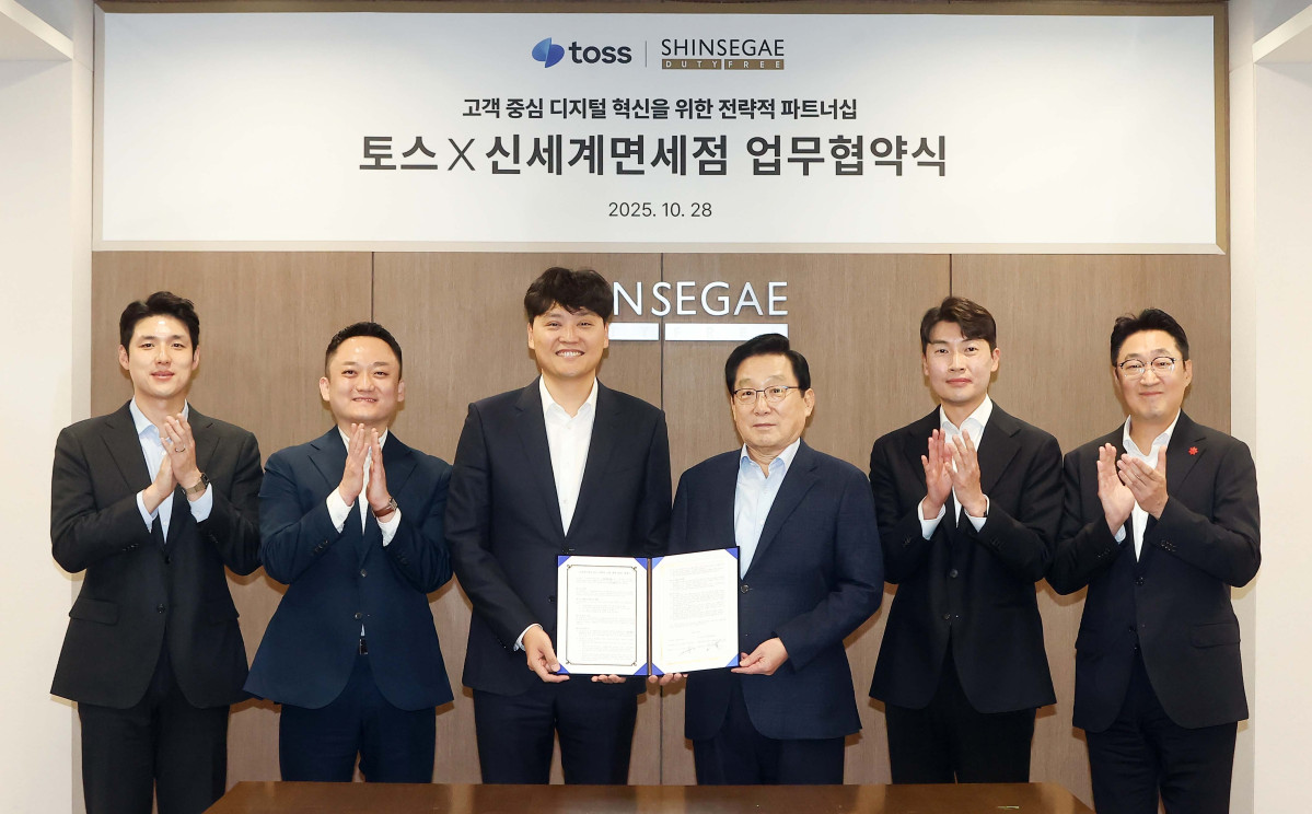 ▲서울 중구 신세계디에프 본사에서 열린 업무협약식에서 (왼쪽부터) 방승익 토스 페이스페이 담당자, 진필규 토스페이 부문장, 이승건 토스 대표와 이석구 신세계디에프 대표, 김현철 영업·마케팅 총괄, 곽종우 마케팅 담당이 기념 촬영을 하고 있다. (사진제공=토스)