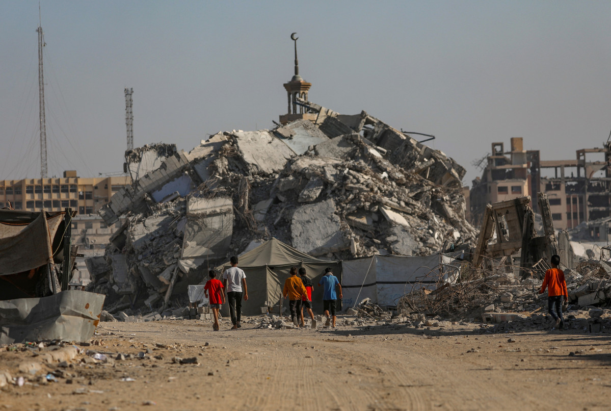 ▲이스라엘과 하마스 간의 휴전이 진행 중인 가자지구 가자시티에서 팔레스타인 어린이들이 파괴된 건물 잔해 옆을 걷고 있다. (EPA/연합뉴스)
