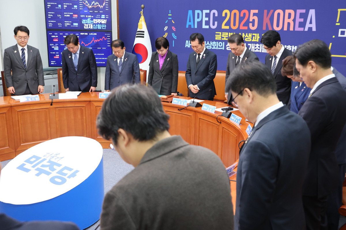 ▲ '10·29 이태원 참사' 3주기인 29일 서울 여의도 국회에서 열린 더불어민주당 최고위원회의에서 정청래 대표와 김병기 원내대표 등 참석자들이 추모 묵념을 하고 있다. (연합뉴스)