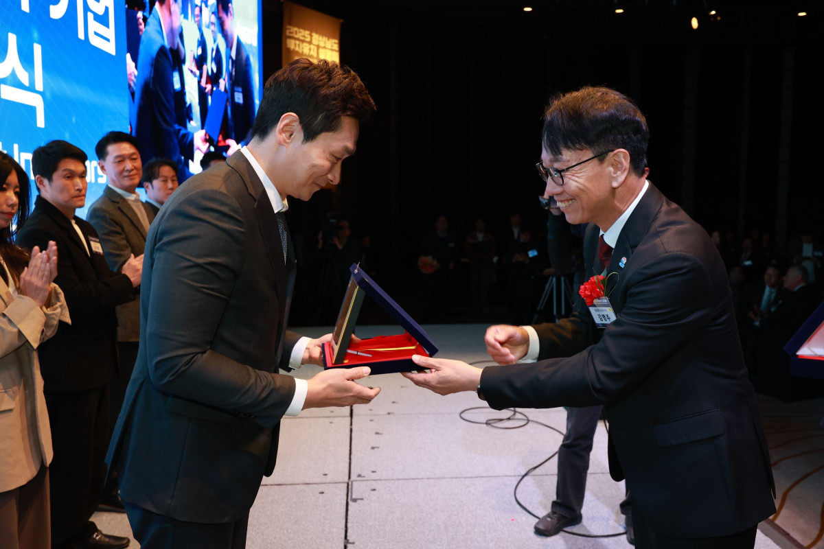 ▲김명주 경상남도 경제부지사(오른쪽)가 쿠팡 CLS 곽형주 상무에게 표창을 수여하고 있다. (사진제공=쿠팡CLS)