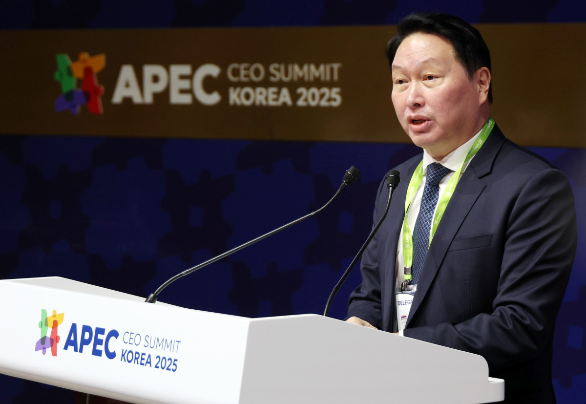 ▲최태원 대한상공회의소 회장 겸 SK그룹 회장이 29일 경북 경주예술의전당에서 열린 'APEC CEO(최고경영자) 서밋'에서 개회사를 하고 있다. (연합뉴스)