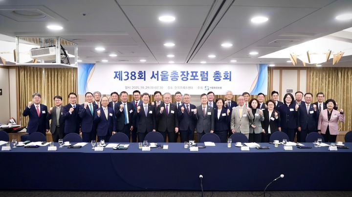 ▲서울총장포럼 회장인 원용걸 서울시립대학교 총장(앞줄 오른쪽 여덟번째)을 비롯한 서울 소재 4년제 대학 총장 등 고등교육 유관기관 관계자 약 40여 명이 29일 한국프레스센터에서 개최된 제38회 서울총장포럼 총회에 참석해 기념촬영을 하고 있다.  (서울시립대)