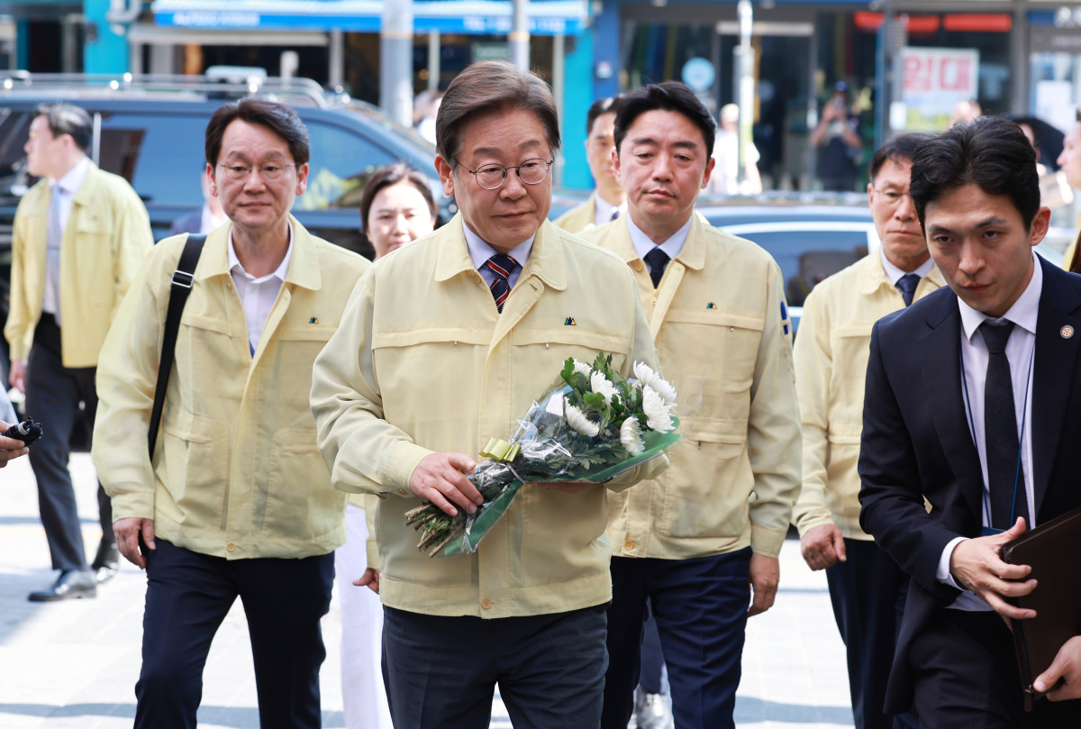 ▲이재명 대통령이 12일 서울 용산구 이태원 참사 현장 '10·29 기억과 안전의 길'을 찾아 헌화하기 위해 이동하고 있다. (대통령실통신사진기자단) 2025.06.12. (뉴시스)