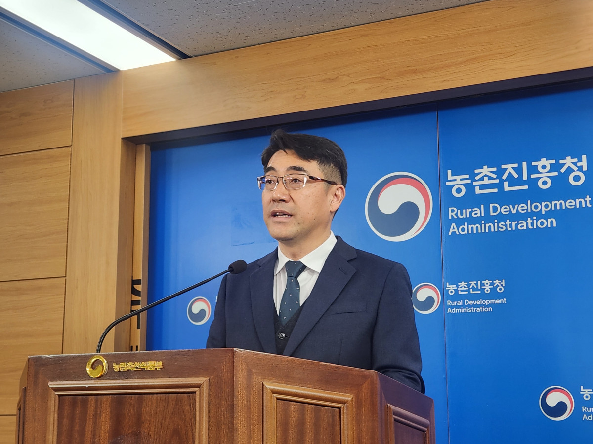 ▲김진형 국립축산과학원 축산자원개발부장이 29일 정부세종청사 농림축산식품부 기자실에서 한우의 고급화 전략 및 지속 가능한 한우 생산 기술의 미래에 대해 브리핑을 하고 있다. (노승길 기자)