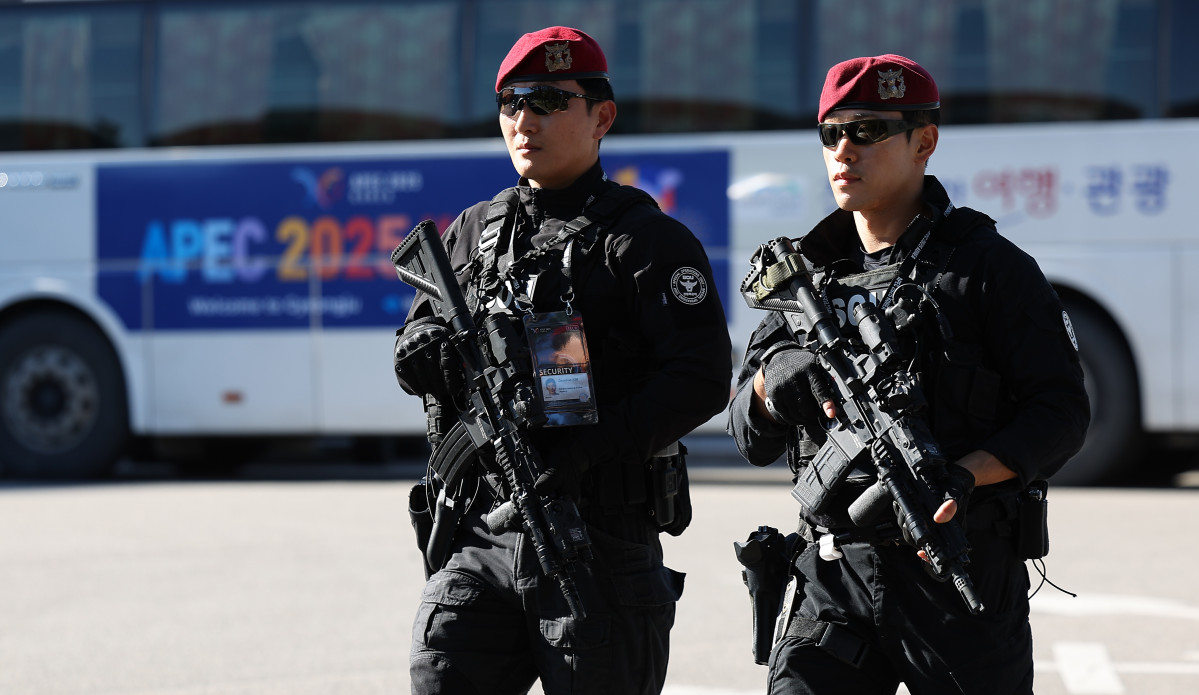 ▲2025 경주 아시아태평양경제협력체(APEC) 정상회의를 앞두고 경찰이 경북도에 '갑호비상'을 발령한 28일 도널드 트럼프 미국 대통령이 머물 것으로 알려진 경북 경주시 한 숙소에서 경찰특공대가 순찰을 하고 있다. (연합뉴스)