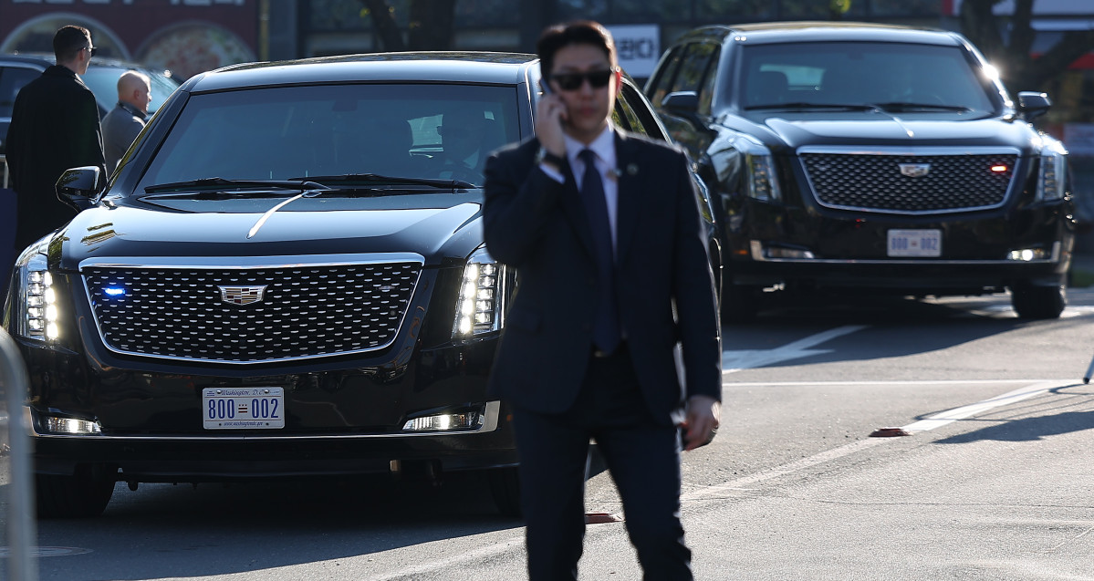 ▲도널드 트럼프 미국 대통령이 2025 경주 아시아태평양경제협력체(APEC) 방문을 위해 방한하는 날인 29일 경북 경주시 한 임시 헬기장 인근에 미국 대통령 전용 차량인 '더 비스트'가 이동하고 있다. (연합뉴스)