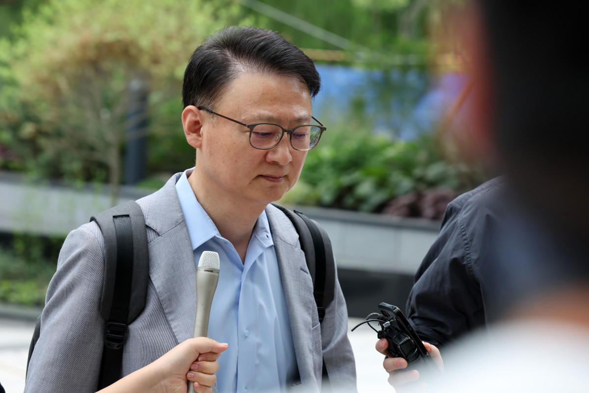 ▲구세현 전 웰바이오텍 대표이사가 7월 13일 서울 종로구 윤석열 전 대통령 부인 김건희 여사 의혹을 수사하는 민중기 특별검사팀 사무실에 출석하며 취재진의 질문에 입을 닫고 있다. (뉴시스)