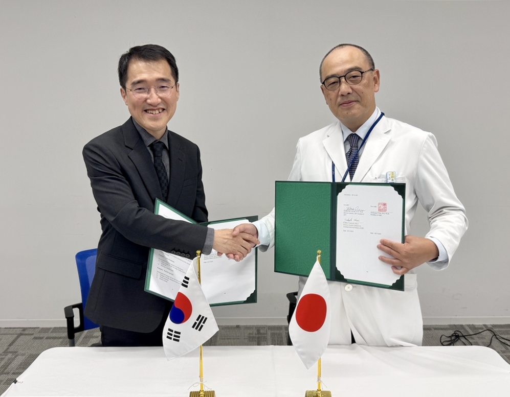 ▲(왼쪽부터) 송시열 서울아산병원 중입자도입추진단장(암병원장), 이시카와 히토시 QST 병원장이 10월 27일 일본 QST 병원에서 중입자 치료 관련 업무협약을 체결한 뒤 기념촬영을 하고 있다. (서울아산병원)