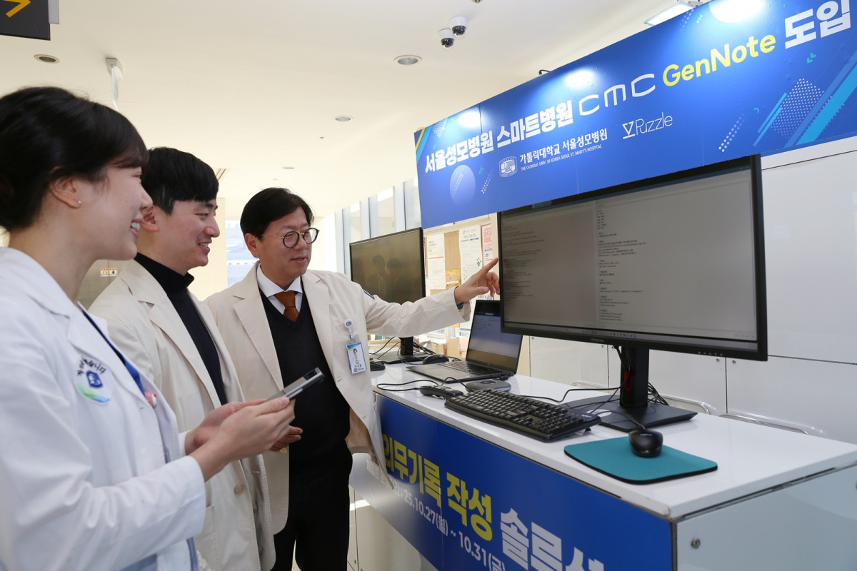 ▲이지열 서울성모병원장(가장 우측)이 비뇨의학과 신동호 교수, 류승아 전공의(가장 좌측)와 함께 시범운영을 시작한 차세대 AI 의무기록 솔루션 'CMC GenNote'를 사용하고 있다. (서울성모병원)