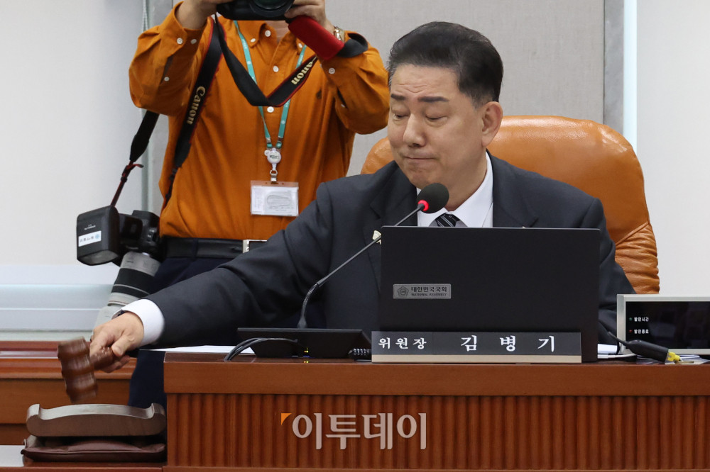 ▲29일 서울 여의도 국회에서 열린 운영위원회 전체회의에서 김병기 위원장이 의사봉을 두드리고 있다. 이날 운영위에서는 대통령실 국정감사와 관련해 야당이 요구한 김현지 대통령실 제1부속실장의 증인 채택이 여야 합의에 이르지 못해, 기관증인만 채택됐다. 사진=고이란 기자 photoeran@