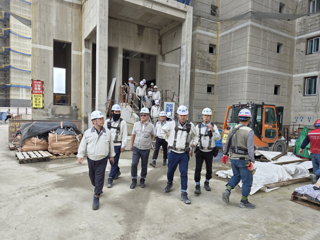 ▲중흥그룹 경영진들이 '인천 검단지구 AB20-2블록' 공사현장에서 안전·품질 합동점검을 진행하고 있다. (사진제공=중흥그룹)