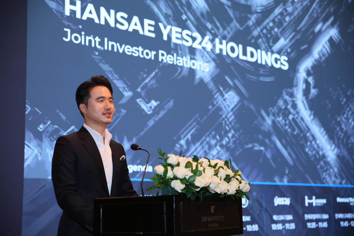 ▲김익환 한세실업 부회장이 29일(현지 시간) 베트남 호찌민에서 열린 기업설명회에서 회사 성장 전략에 대해 설명하고 있다. (사진제공=한세예스24홀딩스 )