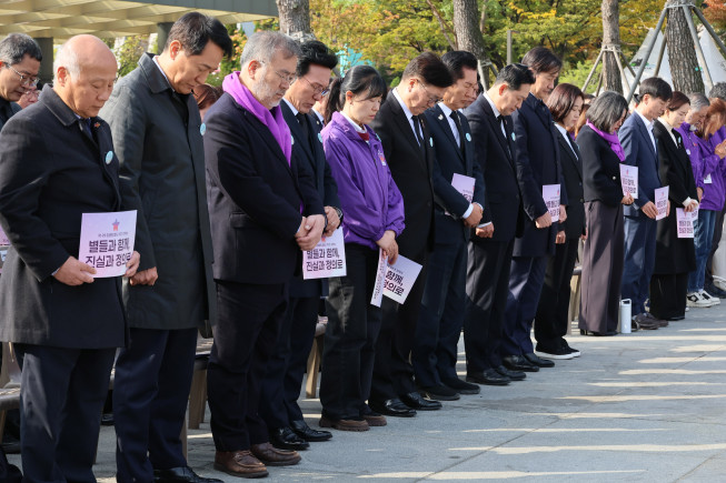 ▲29일 서울 종로구 광화문 광장에서 열린 이태원 참사 3주기 기억식에서 김민석 국무총리, 우원식 국회의장 등 참석자들이 추모사이렌에 맞춰 묵념하고 있다.  (연합뉴스)