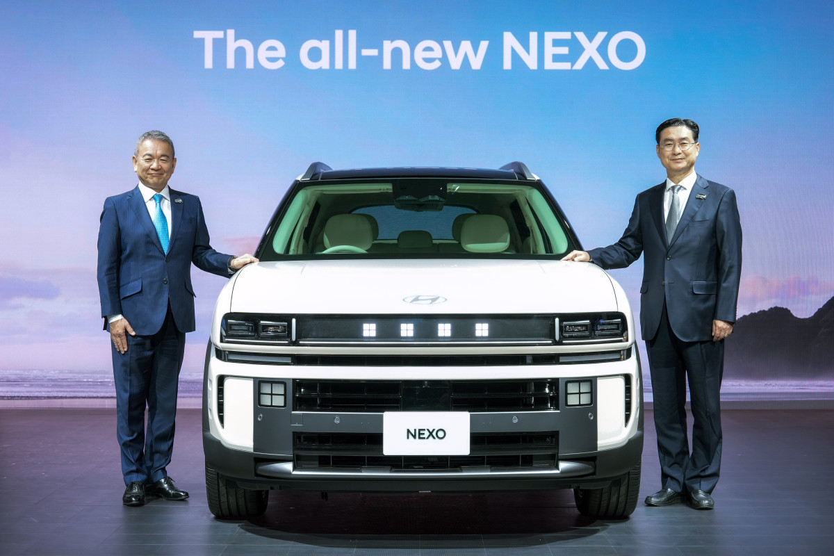 ▲(왼쪽부터)현대차일본법인(HMJ) 시메기 토시유키 법인장, 현대차 정유석 부사장이 재팬 모빌리티쇼 2025에서 기념사진을 촬영하고 있는 모습 (사진=현대차)