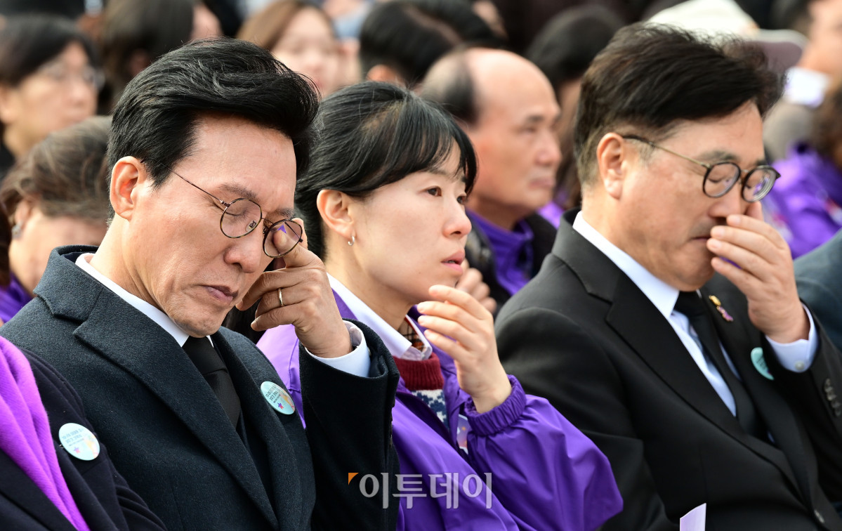 ▲우원식 국회의장과 김민석 국무총리가 29일 서울 종로구 광화문광장에서 열린 이태원 참사 3주기 기억식에서 눈물을 닦고 있다. 조현호 기자 hyunho@